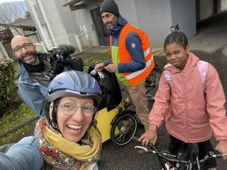 L'équipe de tournage ainsi qu'une enfant font un selfie de groupe.