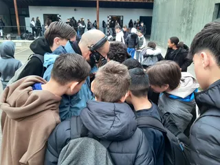 Un groupe de collègiens est aglutiné autour de Marc. Celui-ci montre des rushs depuis sa caméra